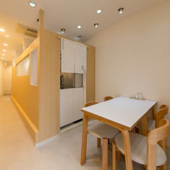 店内は1階が白、2階が黒でコントラストを活かしたスタイリッシュな空間☆入口の格子扉や韓国直輸入の食器展示が視覚に楽しさを加えます♪交通アクセスの便利さに加え、細部まで洗練されたデザインや衛生面の徹底も魅力◎韓国文化を大切にした心配りが溢れるサービスで、訪れる度に豊かな時間を演出します☆