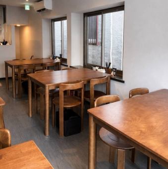 大型宴会向けには、黒を基調とした2階フロアをご用意☆ライブ感を楽しませるガラス張りの厨房や韓国産食器が並ぶインテリアで、宴会に華やぎをプラスします★