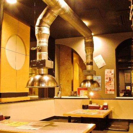 Full table with flue gas duct! Do not mind the smoke and enjoy your meal ♪