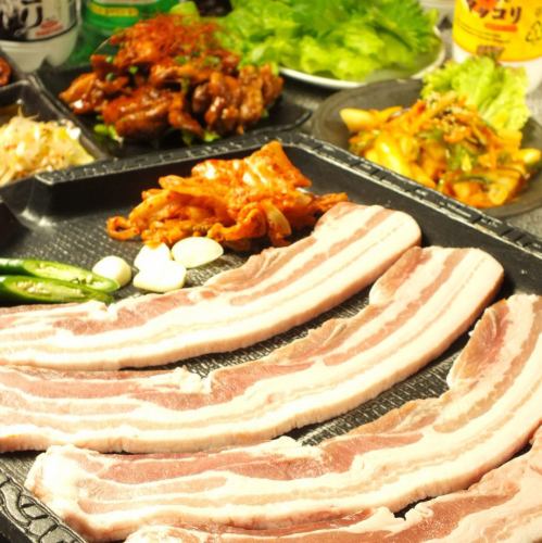 [五花肉套餐]包括生啤酒和无限畅饮在内的8道菜品120分钟3500日元