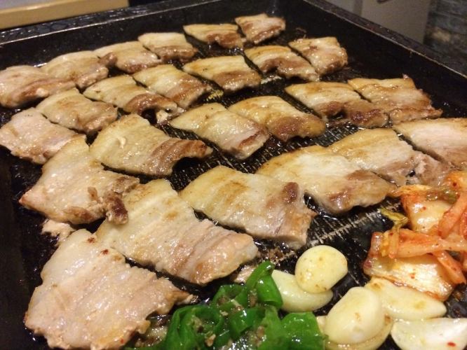 【韓國料理享受套餐】像迷你旅行！8道菜包括生啤酒和無限暢飲120分鐘5,200日元