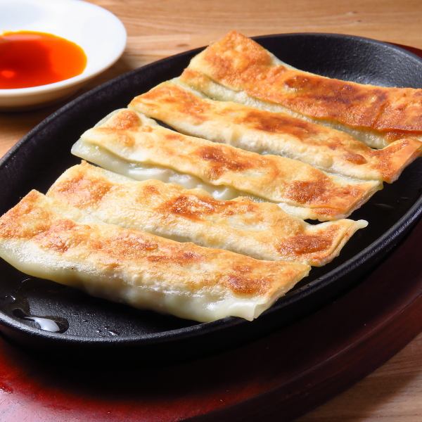 ≪思わずお酒が進んじゃう！≫【男女問わず大人気の味】外はパリッと中はジュシーな"鉄板餃子"