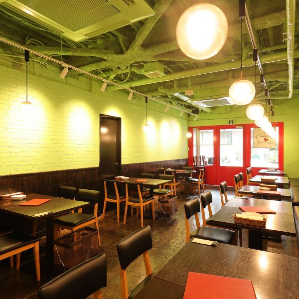 【◇ゆったり過ごす広々空間◇】緑と黒を基調とした、おしゃれで統一感のあるデザインの空間。全席テーブル席でご用意しており、席間隔も広めなので、ゆったりおくつろぎいただけます。段差もないため、ベビーカーや車いすのご入店もOK♪複数卓一緒にご利用が可能なので、少人数～大人数で、ご利用いただけます。