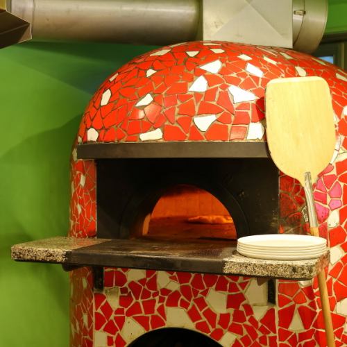 薪窯で焼くナポリピッツァ