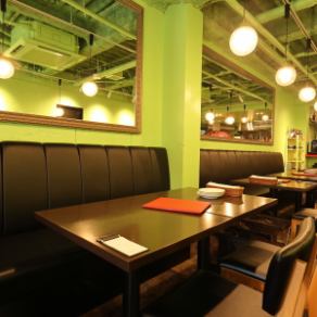 一部のテーブル席は半面ソファータイプもございますので、ご希望であれば当日お申し付けください。