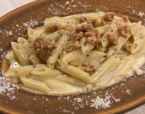 ゴルゴンゾーラのクリームソース　クルミのローストがけ