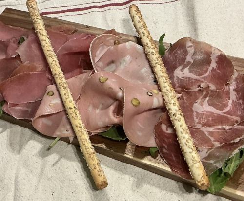 生ハムとサラミ盛り合わせ