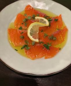 サーモンのマリネ　香草とレモン風味