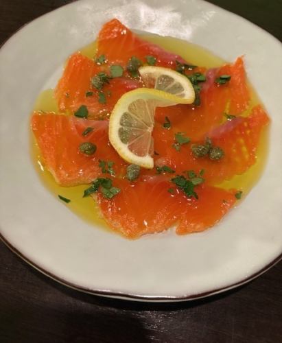 サーモンのマリネ　香草とレモン風味