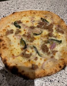 自家製サルシッチャと赤玉ネギのピッツァビアンカ