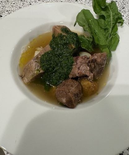 柔らかく煮た牛舌とジャガイモのボリートサルサベルデソースかけ