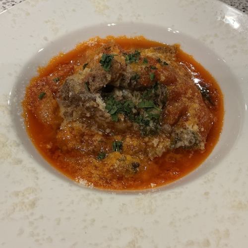 柔らかく煮込んだ牛スジ肉のトマト煮