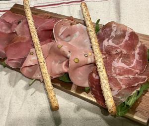 切り立て生ハム・サラミ盛り合わせ