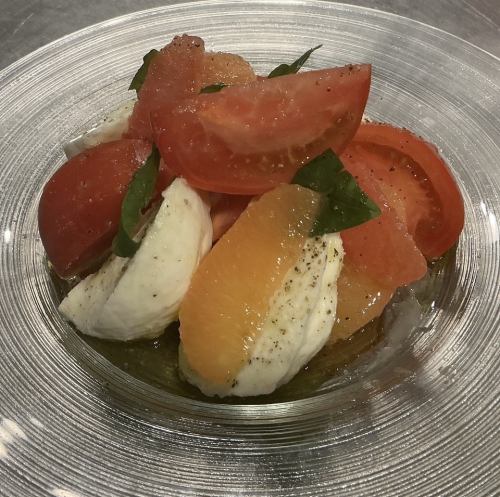 季節のフルーツ・トマト・モッツァレラチーズのサラダ