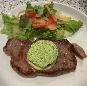 牛ロースステーキ ブルギニオンバター添え