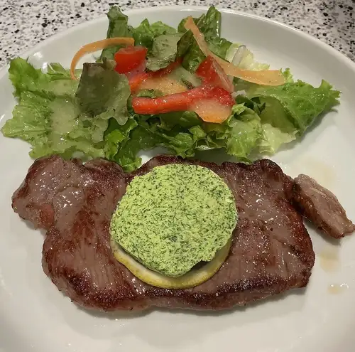 牛ロースステーキ ブルギニオンバター添え
