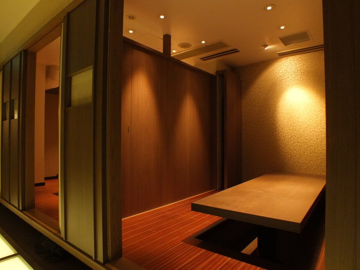 A sense of privacy: There are also private rooms with sunken kotatsu tables where you can put your feet up and relax.