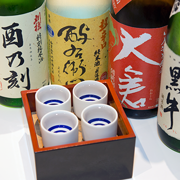 【日本酒へのこだわり】常時10種類以上の日本酒が味わえる！酒屋直営の居酒屋ならではの品揃え