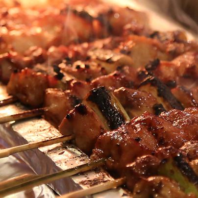 【備長炭で焼く国産鶏の焼き鳥】秘伝のタレとこだわりの塩を使った1串200円(税込)～ 