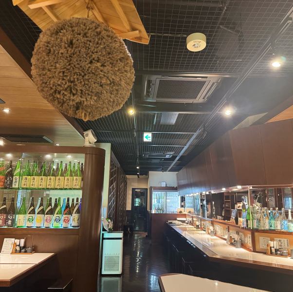 【3名様～　テーブル席】見上げればシンボルのすぎ玉が見えるテーブル席。ご宴会はもちろん、大人の女子会にもご利用下さい♪密集を避けるため、通常よりも席数を減らし間隔を空けて営業しております。隣席との間に衝立もご用意。ゆったり安心してご利用頂けます♪