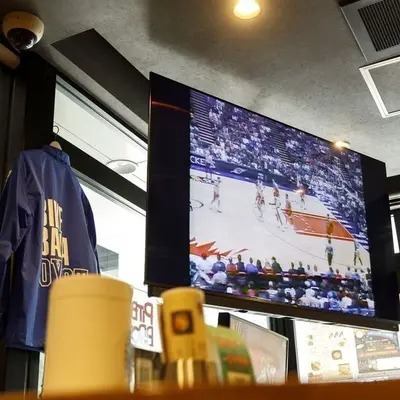 みんなで囲んで鑑賞しやすいプロジェクターを設置しており、スポーツ観戦やイベントを迫力満点で楽しめます。広々とした開放的な空間は、ネオンサインやスタイリッシュな家具で本場アメリカのダイナーに迷い込んだような高揚感を味わえます。大人数が集まるパーティーでも一体感を感じられるレイアウトが魅力です◎