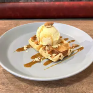 焼きたてクロッフル バニラアイス&キャラメルソース&クラッシュアーモンド