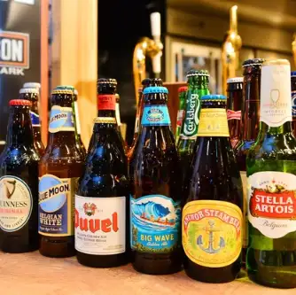 【世界の瓶ビールの飲み比べなどお楽しみあれ】話が弾みやすい円形のテーブル席も設けており、腰を掛けやすいお席を用意しています。一人でじっくりお酒を楽しむのも、大勢でワイワイ盛り上がるのも自由自在です。居心地の良さを追求した設計になっています。博多の夜を彩る、唯一無二の拠点としておすすめです♪