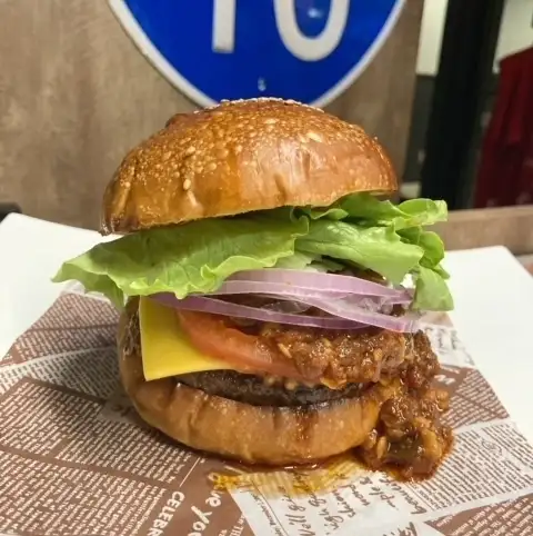 《新品上市! ! 》美味酥脆的鬥牛犬漢堡佐辣椒油