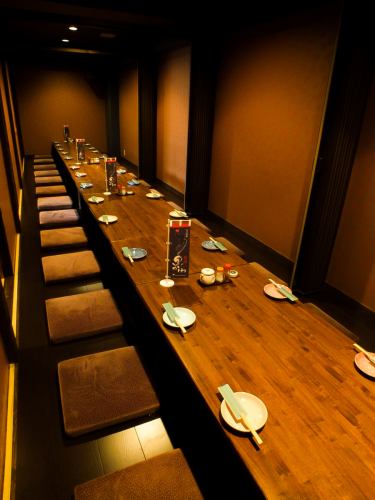 On the 2nd floor, there is a single row of private rooms for groups of 30 people.The entire 2nd floor can accommodate up to 40 people.