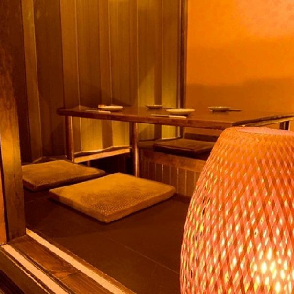 お料理をさらに引き立てるのは、ほっと心安らぐ和風テイストの店内。程よい灯りが心地よく、ついつい長居してしまう落ち着いた雰囲気で、全席掘りごたつ式の完全個室を完備。最大40名様まで貸切も可能。他のお客様の目を一切気にせず、大切な方とのお話や、ご宴会をプライベートな空間で心ゆくまでお楽しみいただけます。