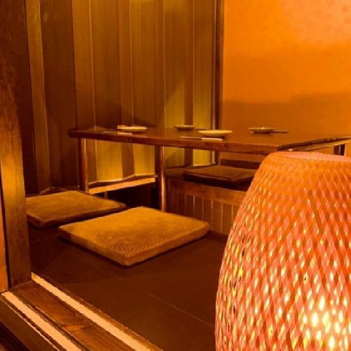 <p>お料理をさらに引き立てるのは、ほっと心安らぐ和風テイストの店内。程よい灯りが心地よく、ついつい長居してしまう落ち着いた雰囲気で、全席掘りごたつ式の完全個室を完備。最大40名様まで貸切も可能。他のお客様の目を一切気にせず、大切な方とのお話や、ご宴会をプライベートな空間で心ゆくまでお楽しみいただけます。</p>