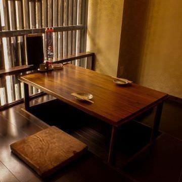 <p><和の雰囲気に包まれたくつろぎの個室>1階にある和の趣を感じる落ち着いた雰囲気の個室は、2名様から最大24名様までご利用可能。足を伸ばしてくつろげる空間で、長時間のご利用でも快適にお過ごしいただけます。ご友人とのお食事やご家族での会食、会社のご宴会など、さまざまなシーンに合わせて柔軟にご対応いたします。</p>