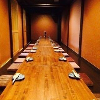 <上質な和の空間で愉しむくつろぎの個室>2階にある落ち着きのある和の完全個室は、2名様から最大40名様までご利用可能。ゆったりとした空間で、長時間のご利用でも快適にお過ごしいただけます。ご友人とのお食事やご家族の会食、会社のご宴会など、さまざまなシーンに合わせてご活用ください。