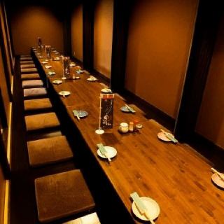 【2階 貸切:最大40名様まで】2階フロア全体を、最大40名様までの完全貸切でご利用いただけます。周囲を気にすることなく、一体感を持って楽しめるプライベートな空間は、会社のご宴会、歓送迎会、打ち上げなど、大人数での特別なシーンに柔軟に対応いたします。