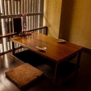 【1階 掘りごたつ式個室:2~24名様】1階にある和の趣を感じる落ち着いた雰囲気の個室は、2名様から最大24名様までご利用可能。足を伸ばしてくつろげる空間で、長時間のご利用でも快適にお過ごしいただけます。ご友人とのお食事やご家族での会食、会社のご宴会など、さまざまなシーンに合わせて柔軟にご対応いたします。