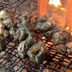 必食！黒かしわの炭火焼き（モモ・砂ずり・せせり・ハツ・ぼんじり・皮・手羽先）