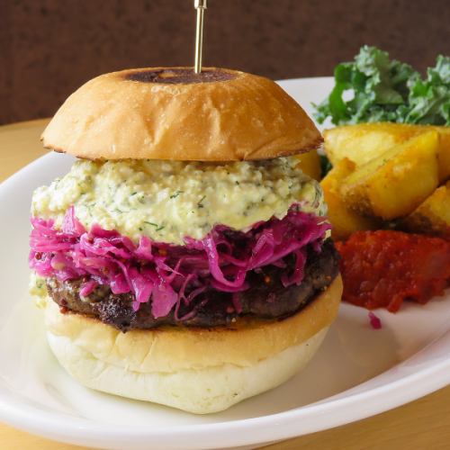 【店主おすすめ】アツアツの和牛100%パティにこぼれるタルタルソースがたまらない『タルタルバーガー』
