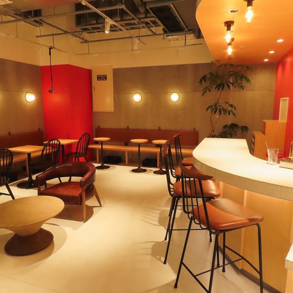 カウンター4席とテーブル席を全9卓ご用意しております。お一人様からグループまで様々なシーンでご利用いただける空間◎落ち着いた雰囲気なので、大切な人との会話も弾みます♪美味しいお料理とドリンクを心ゆくまでお楽しみいただけます。