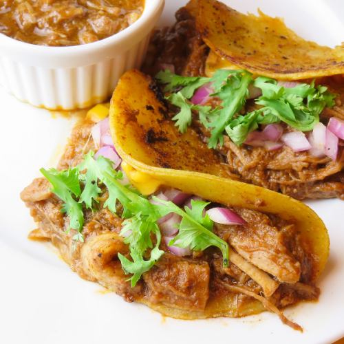 【豚肉煮込み】スパイス香る豚肉が絶妙な「タコス」！ワインとセットでさらにお得♪