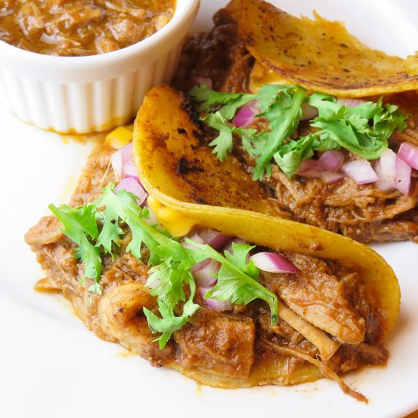 【豚肉煮込み】スパイス香る豚肉が絶妙な「タコス」！ワインとセットでさらにお得♪