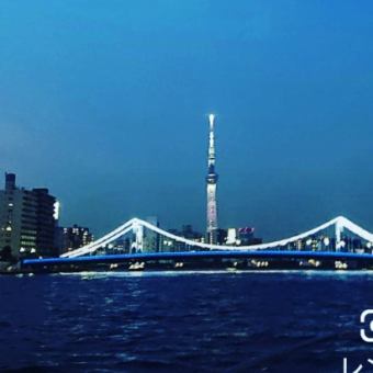 You can also get a panoramic view of Tokyo's symbol, Tokyo Skytree.Enjoy the changing colors while sipping delicious food and drinks on board.