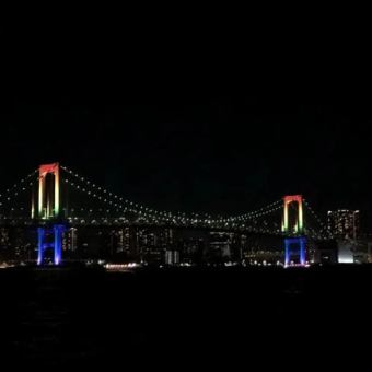 The dinnertime plan allows you to enjoy a boat trip while looking at the glittering night view of Rainbow Bridge.