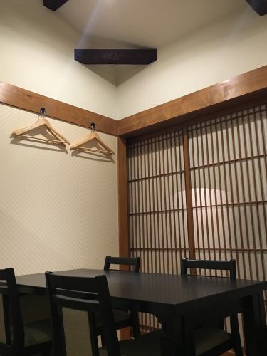 2F座敷にテーブルの4名席。簡単なパーテイションで仕切られています。