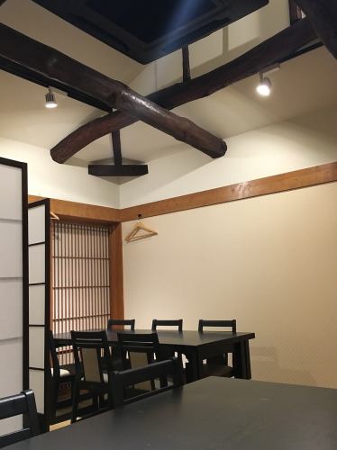 京町家を改装した祇園の路地裏、一軒家。「梁(はり)」が印象的な2Fテーブル席