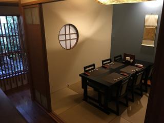 2部屋あるうちの1部屋。完全個室のテーブル席。座敷にもできます。箱庭近くの席で京町家の雰囲気も感じられます。