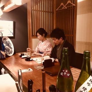 目の前で調理風景を見ながらお食事をどうぞ。ゆったりとした時間を過ごして頂けるカウンター席も人気のお席です。席の頭上の欄間も輝きます。デートや観光でもお気軽にお立ち寄りください。