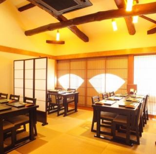 座敷にテーブルスタイル。「梁(はり)」が目をひきます。つなげて使うと18名さままでの完全個室に。