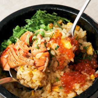 Stone-grilled fried rice with salmon and salmon roe