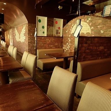 のれん街で多くのお客様に愛された人気店が、国際通りにリニューアルオープンしました！ボリューム満点のお料理と沖縄料理が楽しめる当店は、友達との飲み会やデートなどにもぴったり♪新鮮な地元食材を使った美味しい料理が揃い、心もお腹も満たされます◎