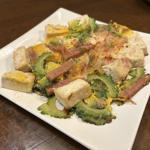 用大量沖繩食材烹調的各種菜餚